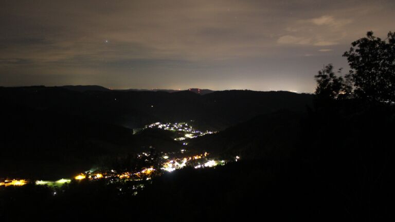 Dieses Bild zeigt eine Webcam-Aufnahme vom Achertal, aufgenommen am Sonntag, den 20.09.2026 um 02:30 Uhr. Die Temperatur betrug 15.9°C.