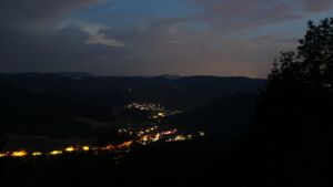 Dieses Bild zeigt eine Webcam-Aufnahme vom Achertal, aufgenommen am Dienstag, den 30.06.2026 um 22:50 Uhr. Die Temperatur betrug 21.5°C.