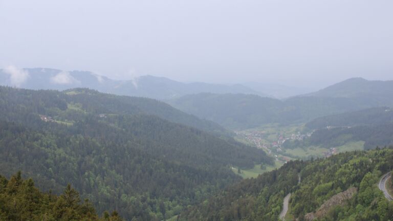 Dieses Bild zeigt eine Webcam-Aufnahme vom Achertal, aufgenommen am Dienstag, den 05.05.2026 um 10:10 Uhr. Die Temperatur betrug 9.9°C.