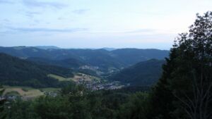 Dieses Bild zeigt eine Webcam-Aufnahme vom Achertal, aufgenommen am Montag, den 01.06.2026 um 21:30 Uhr. Die Temperatur betrug 18°C.