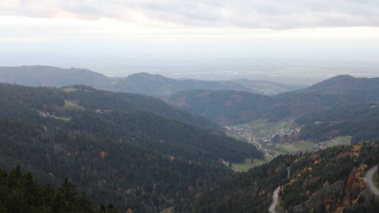 Dieses Bild zeigt eine Webcam-Aufnahme vom Achertal, aufgenommen am Montag, den 03.11.2025 um 17:00 Uhr. Die Temperatur betrug 5.4°C.