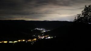 Dieses Bild zeigt eine Webcam-Aufnahme vom Achertal, aufgenommen am Donnerstag, den 11.06.2026 um 01:00 Uhr. Die Temperatur betrug 9°C.