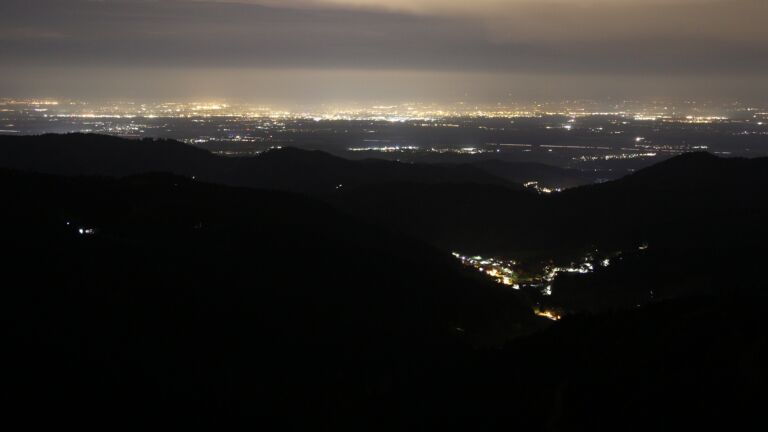 Dieses Bild zeigt eine Webcam-Aufnahme vom Achertal, aufgenommen am Sonntag, den 19.10.2025 um 21:30 Uhr. Die Temperatur betrug 10.6°C.