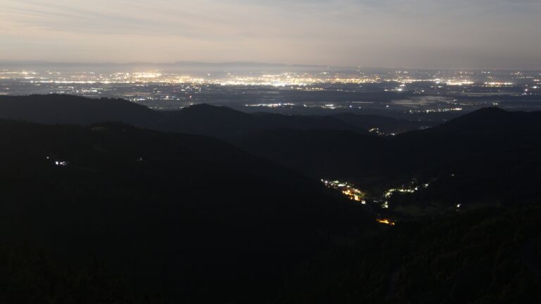 Dieses Bild zeigt eine Webcam-Aufnahme vom Achertal, aufgenommen am Sonntag, den 07.09.2025 um 05:30 Uhr. Die Temperatur betrug 15.5°C.
