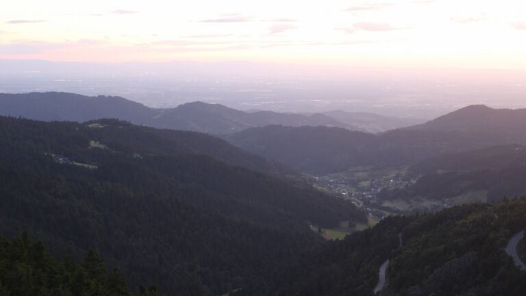 Dieses Bild zeigt eine Webcam-Aufnahme vom Achertal, aufgenommen am Montag, den 23.06.2025 um 22:00 Uhr. Die Temperatur betrug 14.3°C.