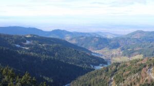 Dieses Bild zeigt eine Webcam-Aufnahme vom Achertal, aufgenommen am Mittwoch, den 19.11.2025 um 12:00 Uhr. Die Temperatur betrug 0.5°C.