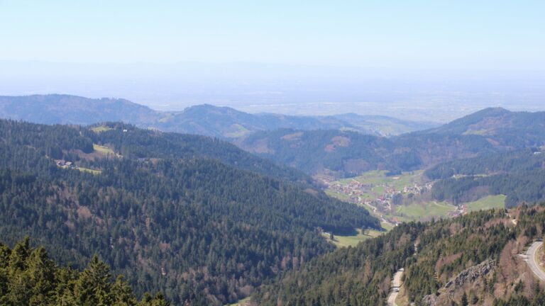 Dieses Bild zeigt eine Webcam-Aufnahme vom Achertal, aufgenommen am Dienstag, den 07.04.2026 um 14:00 Uhr. Die Temperatur betrug 13.6°C.