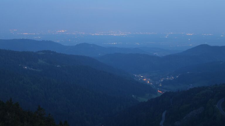 Dieses Bild zeigt eine Webcam-Aufnahme vom Achertal, aufgenommen am Freitag, den 09.05.2025 um 05:10 Uhr. Die Temperatur betrug 2.6°C.