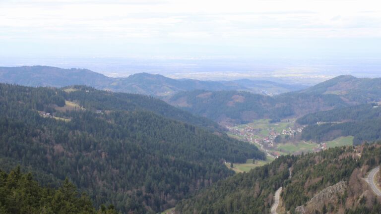 Dieses Bild zeigt eine Webcam-Aufnahme vom Achertal, aufgenommen am Freitag, den 13.03.2026 um 11:50 Uhr. Die Temperatur betrug 6.9°C.