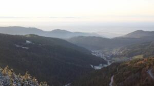 Dieses Bild zeigt eine Webcam-Aufnahme vom Achertal, aufgenommen am Montag, den 01.12.2025 um 16:10 Uhr. Die Temperatur betrug -0.2°C.