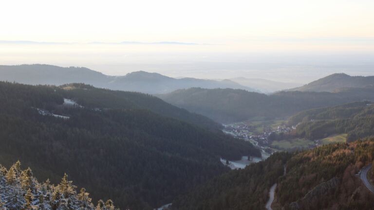 Dieses Bild zeigt eine Webcam-Aufnahme vom Achertal, aufgenommen am Montag, den 01.12.2025 um 16:10 Uhr. Die Temperatur betrug -0.2°C.