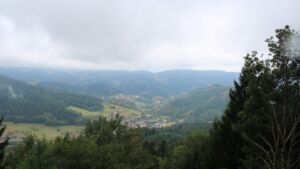 Dieses Bild zeigt eine Webcam-Aufnahme vom Achertal, aufgenommen am Freitag, den 28.08.2026 um 13:30 Uhr. Die Temperatur betrug 17.7°C.