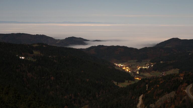 Dieses Bild zeigt eine Webcam-Aufnahme vom Achertal, aufgenommen am Samstag, den 08.11.2025 um 00:30 Uhr. Die Temperatur betrug 7.4°C.