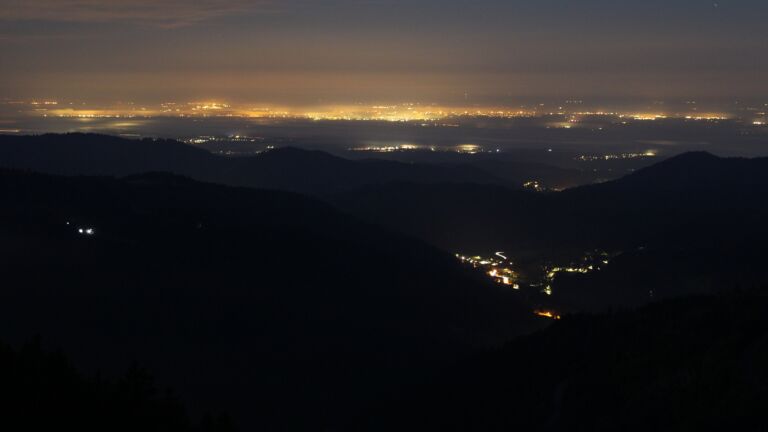 Dieses Bild zeigt eine Webcam-Aufnahme vom Achertal, aufgenommen am Freitag, den 08.05.2026 um 04:30 Uhr. Die Temperatur betrug 4.6°C.