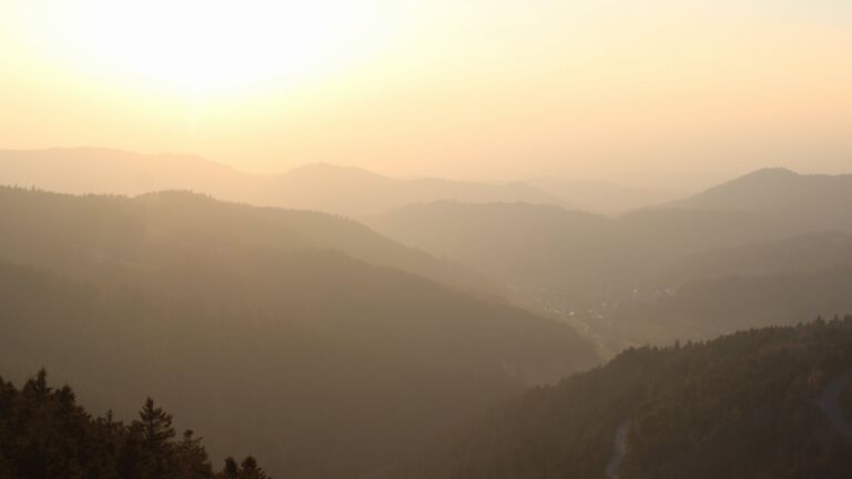 Dieses Bild zeigt eine Webcam-Aufnahme vom Achertal, aufgenommen am Donnerstag, den 19.03.2026 um 18:10 Uhr. Die Temperatur betrug 6.4°C.