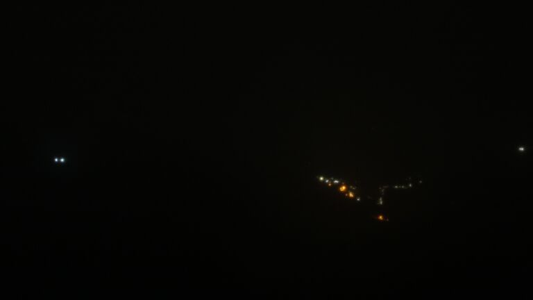 Dieses Bild zeigt eine Webcam-Aufnahme vom Achertal, aufgenommen am Freitag, den 28.11.2025 um 04:00 Uhr. Die Temperatur betrug 0.2°C.