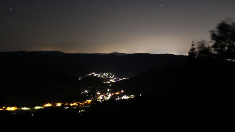 Dieses Bild zeigt eine Webcam-Aufnahme vom Achertal, aufgenommen am Mittwoch, den 12.08.2026 um 04:00 Uhr. Die Temperatur betrug 19.6°C.