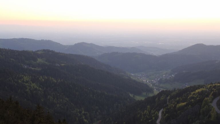 Dieses Bild zeigt eine Webcam-Aufnahme vom Achertal, aufgenommen am Mittwoch, den 30.04.2025 um 21:00 Uhr. Die Temperatur betrug 15.8°C.