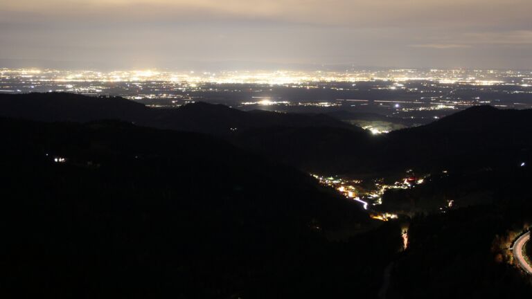 Dieses Bild zeigt eine Webcam-Aufnahme vom Achertal, aufgenommen am Mittwoch, den 29.10.2025 um 18:20 Uhr. Die Temperatur betrug 10.8°C.