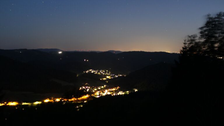 Dieses Bild zeigt eine Webcam-Aufnahme vom Achertal, aufgenommen am Samstag, den 04.07.2026 um 23:10 Uhr. Die Temperatur betrug 19.9°C.