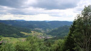 Dieses Bild zeigt eine Webcam-Aufnahme vom Achertal, aufgenommen am Donnerstag, den 11.06.2026 um 17:30 Uhr. Die Temperatur betrug 12.8°C.