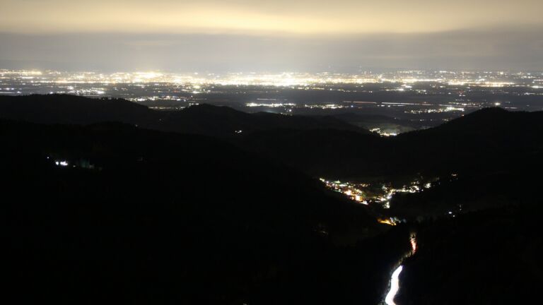 Dieses Bild zeigt eine Webcam-Aufnahme vom Achertal, aufgenommen am Mittwoch, den 29.10.2025 um 19:30 Uhr. Die Temperatur betrug 10.9°C.