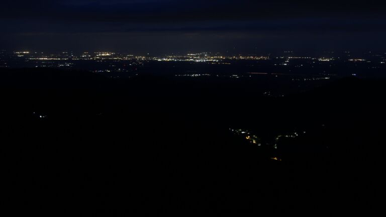 Dieses Bild zeigt eine Webcam-Aufnahme vom Achertal, aufgenommen am Dienstag, den 24.06.2025 um 04:00 Uhr. Die Temperatur betrug 12.5°C.