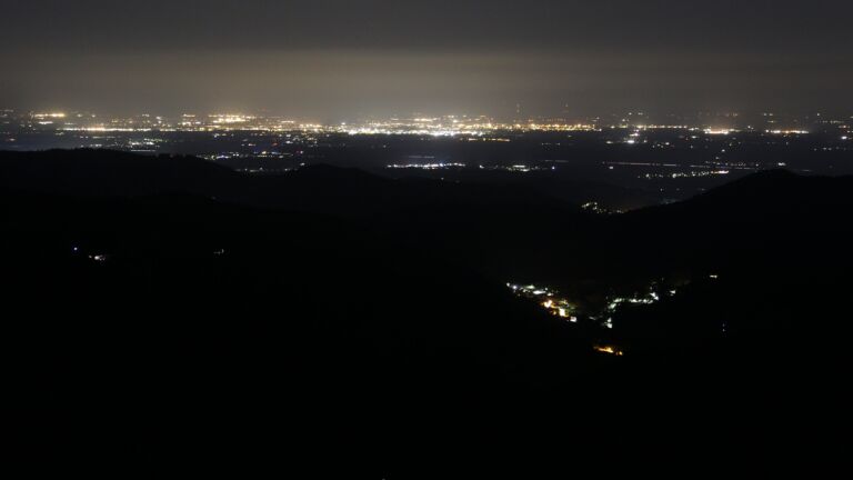 Dieses Bild zeigt eine Webcam-Aufnahme vom Achertal, aufgenommen am Freitag, den 20.06.2025 um 02:30 Uhr. Die Temperatur betrug 14.4°C.