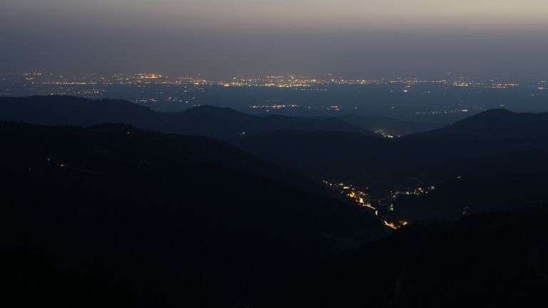 Dieses Bild zeigt eine Webcam-Aufnahme vom Achertal, aufgenommen am Donnerstag, den 14.08.2025 um 21:40 Uhr. Die Temperatur betrug 24.6°C.