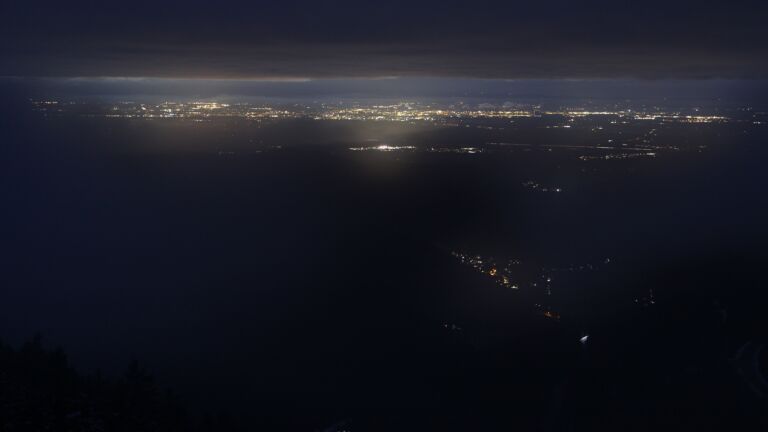 Dieses Bild zeigt eine Webcam-Aufnahme vom Achertal, aufgenommen am Montag, den 24.11.2025 um 17:30 Uhr. Die Temperatur betrug 0.5°C.