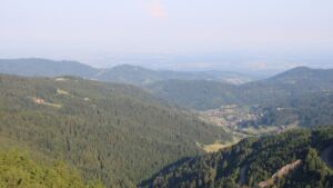 Dieses Bild zeigt eine Webcam-Aufnahme vom Achertal, aufgenommen am Dienstag, den 01.07.2025 um 07:40 Uhr. Die Temperatur betrug 26.8°C.