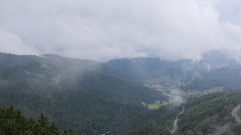 Dieses Bild zeigt eine Webcam-Aufnahme vom Achertal, aufgenommen am Montag, den 28.07.2025 um 12:40 Uhr. Die Temperatur betrug 10.5°C.