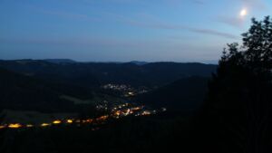 Dieses Bild zeigt eine Webcam-Aufnahme vom Achertal, aufgenommen am Sonntag, den 19.07.2026 um 22:20 Uhr. Die Temperatur betrug 15.8°C.