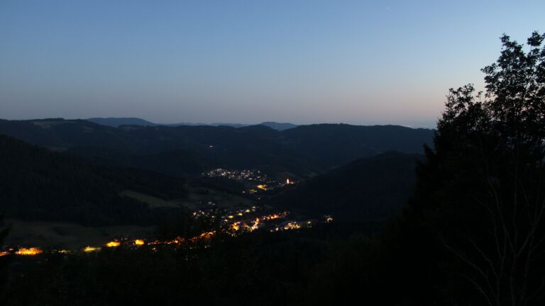 Dieses Bild zeigt eine Webcam-Aufnahme vom Achertal, aufgenommen am Montag, den 27.07.2026 um 22:10 Uhr. Die Temperatur betrug 17.1°C.