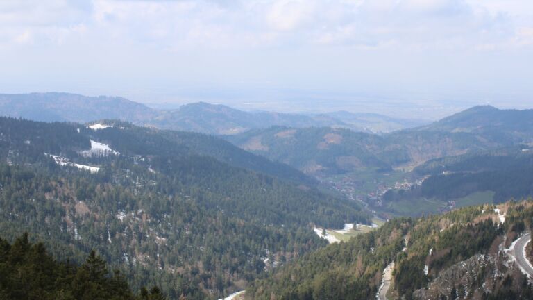 Dieses Bild zeigt eine Webcam-Aufnahme vom Achertal, aufgenommen am Freitag, den 03.04.2026 um 12:40 Uhr. Die Temperatur betrug 5.1°C.