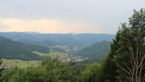 Dieses Bild zeigt eine Webcam-Aufnahme vom Achertal, aufgenommen am Samstag, den 18.07.2026 um 14:00 Uhr. Die Temperatur betrug 21.1°C.