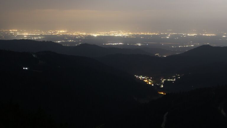 Dieses Bild zeigt eine Webcam-Aufnahme vom Achertal, aufgenommen am Samstag, den 28.02.2026 um 04:30 Uhr. Die Temperatur betrug 7.2°C.