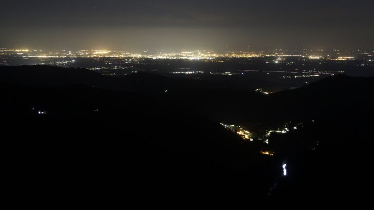 Dieses Bild zeigt eine Webcam-Aufnahme vom Achertal, aufgenommen am Freitag, den 18.07.2025 um 23:40 Uhr. Die Temperatur betrug 16.4°C.