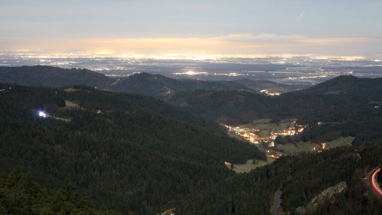 Dieses Bild zeigt eine Webcam-Aufnahme vom Achertal, aufgenommen am Freitag, den 05.12.2025 um 21:00 Uhr. Die Temperatur betrug 0.4°C.