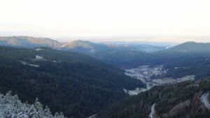 Dieses Bild zeigt eine Webcam-Aufnahme vom Achertal, aufgenommen am Montag, den 01.12.2025 um 08:30 Uhr. Die Temperatur betrug 0.2°C.