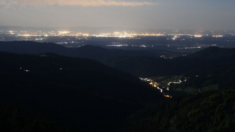 Dieses Bild zeigt eine Webcam-Aufnahme vom Achertal, aufgenommen am Montag, den 12.05.2025 um 03:20 Uhr. Die Temperatur betrug 9.4°C.