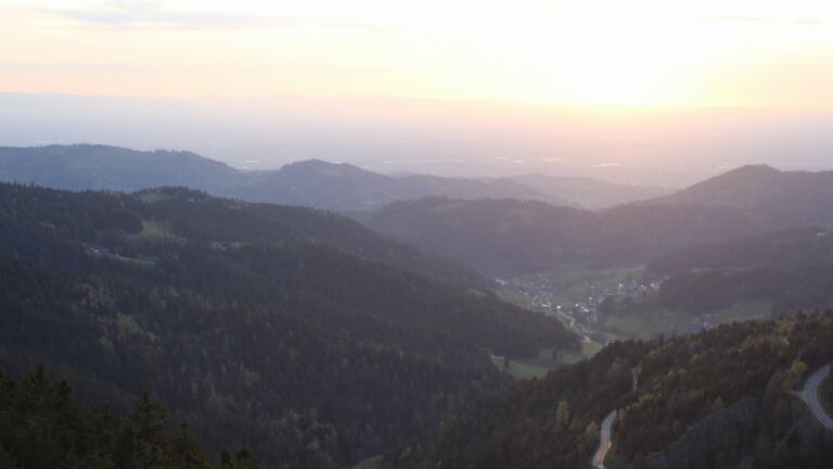 Dieses Bild zeigt eine Webcam-Aufnahme vom Achertal, aufgenommen am Freitag, den 17.04.2026 um 20:00 Uhr. Die Temperatur betrug 13.2°C.