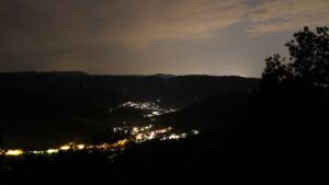Dieses Bild zeigt eine Webcam-Aufnahme vom Achertal, aufgenommen am Samstag, den 15.08.2026 um 22:10 Uhr. Die Temperatur betrug 27.9°C.