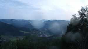 Dieses Bild zeigt eine Webcam-Aufnahme vom Achertal, aufgenommen am Donnerstag, den 16.07.2026 um 21:50 Uhr. Die Temperatur betrug 16.9°C.