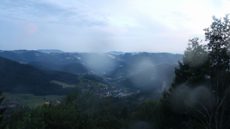 Dieses Bild zeigt eine Webcam-Aufnahme vom Achertal, aufgenommen am Donnerstag, den 16.07.2026 um 21:50 Uhr. Die Temperatur betrug 16.9°C.