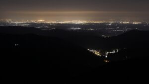 Dieses Bild zeigt eine Webcam-Aufnahme vom Achertal, aufgenommen am Mittwoch, den 15.04.2026 um 22:30 Uhr. Die Temperatur betrug 7°C.