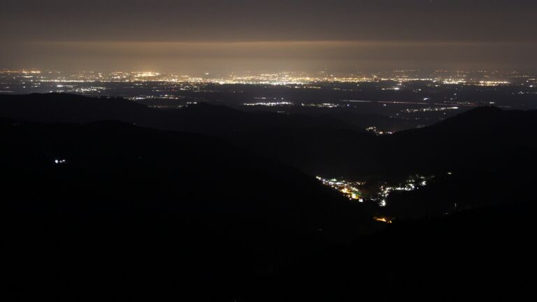 Dieses Bild zeigt eine Webcam-Aufnahme vom Achertal, aufgenommen am Mittwoch, den 15.04.2026 um 22:30 Uhr. Die Temperatur betrug 7°C.