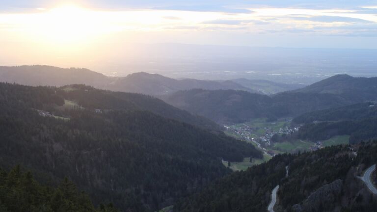 Dieses Bild zeigt eine Webcam-Aufnahme vom Achertal, aufgenommen am Freitag, den 13.03.2026 um 18:10 Uhr. Die Temperatur betrug 7.4°C.