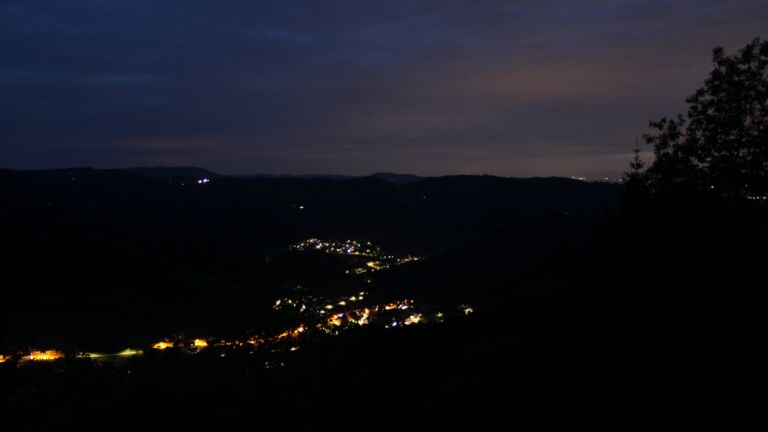Dieses Bild zeigt eine Webcam-Aufnahme vom Achertal, aufgenommen am Dienstag, den 12.05.2026 um 22:00 Uhr. Die Temperatur betrug 4.2°C.
