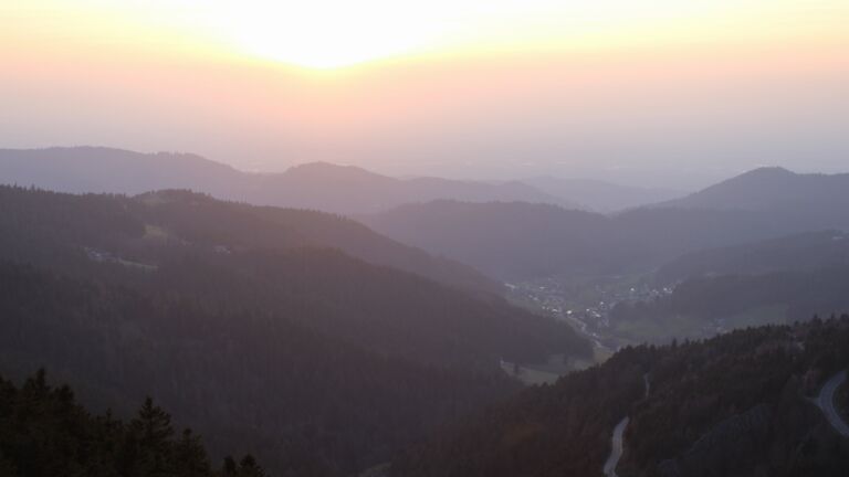 Dieses Bild zeigt eine Webcam-Aufnahme vom Achertal, aufgenommen am Montag, den 23.03.2026 um 18:30 Uhr. Die Temperatur betrug 6.6°C.